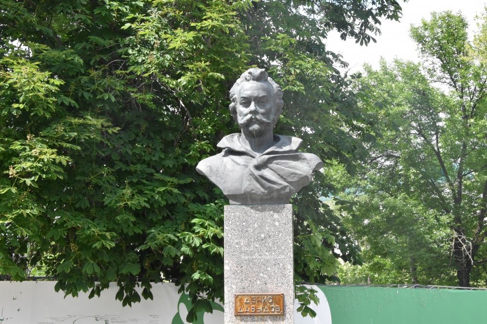 Памятник Д.В. Давыдову 